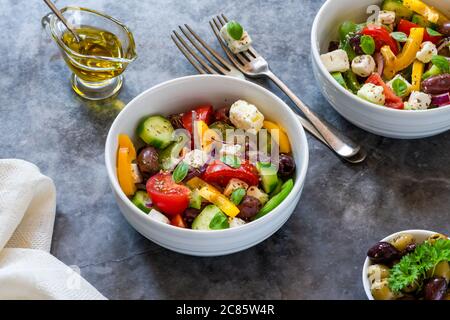 Salade grecque traditionnelle avec légumes frais et fromage feta - idée de nourriture saine Banque D'Images