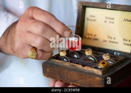 Italie, Lombardie, Crema, Festival médiéval, Apothecary main tenant Ancient Medicines Banque D'Images