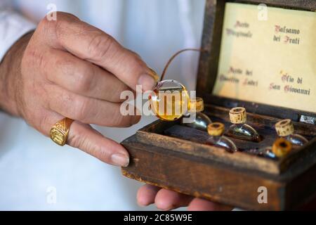 Italie, Lombardie, Crema, Festival médiéval, Apothecary main tenant Ancient Medicines Banque D'Images