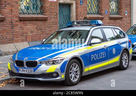 Munich, Allemagne - octobre 26 2018 : une voiture de police allemande est garée devant un poste de police du centre-ville Banque D'Images