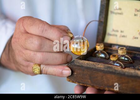 Italie, Lombardie, Crema, Festival médiéval, Apothecary main tenant Ancient Medicines Banque D'Images