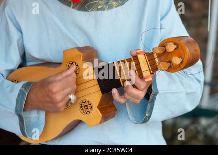 L'Italie, Lombardie, Crema, fête médiévale, des hommes habillés en costume médiéval jouer Instruments Musique Luth Banque D'Images