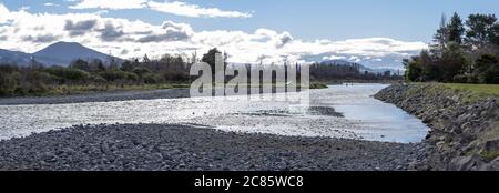 TURANGI, NOUVELLE-ZÉLANDE - 25 août 2018 : diverses scènes de la piscine de pont de la célèbre rivière Tongariro remplie de truite. 3 pêcheurs sont la pêche à la mouche le b Banque D'Images