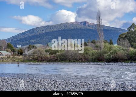 TURANGI, NOUVELLE-ZÉLANDE - 25 août 2018 : la célèbre rivière Tongariro à Turangi près du lac Taupo où les pêcheurs de mouche essaient de la truite arc-en-ciel Banque D'Images