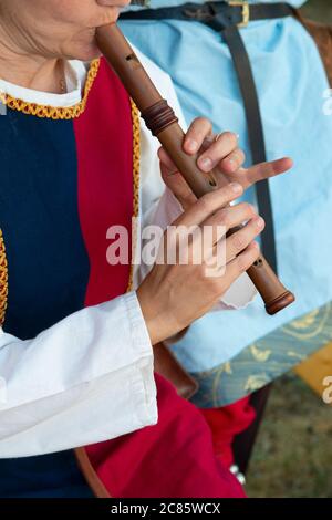 Italie, Lombardie, Crema, Fête médiévale, Femme, vêtue de costume médiéval jouant instrument de musique Flûte Banque D'Images
