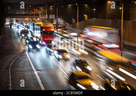 La circulation rapide passe le long d'une autoroute allemande qui mène du centre-ville de Munich à l'aéroport pendant la nuit de pointe. Banque D'Images