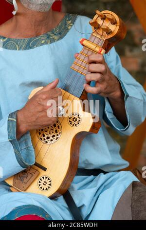L'Italie, Lombardie, Crema, fête médiévale, des hommes habillés en costume médiéval jouer Instruments Musique Luth Banque D'Images