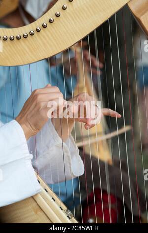 Italie, Lombardie, Crema, Festival médiéval, mains de la femme jouant un Harp Banque D'Images