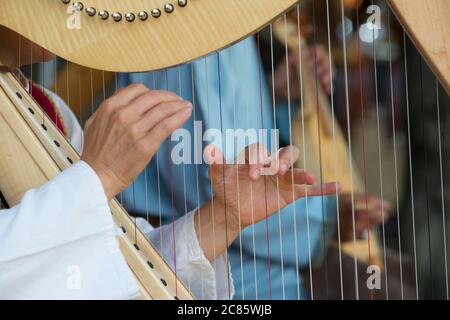 Italie, Lombardie, Crema, Festival médiéval, mains de la femme jouant un Harp Banque D'Images