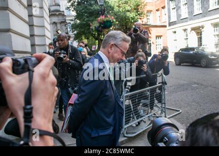 WESTMINSTER LONDRES ROYAUME-UNI. 21 juillet 2020. Michael Gove, ministre du Cabinet, chancelier du Duché de Lancaster revient au 10 Downing Street à travers les portes du Bureau du Trésor après une réunion matinale du Cabinet. Crédit : amer ghazzal/Alay Live News Banque D'Images