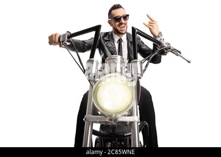 Biker avec des lunettes de soleil à monter un broyeur personnalisé et gestante rock and roll signe isolé sur fond blanc Banque D'Images