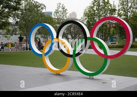 Tokyo, Japon. 21 juillet 2020. Anneaux olympiques devant le Musée olympique japonais de Shinjuku. En raison de l'épidémie de Covid-19, les Jeux Olympiques de Tokyo 2020 ont été reportés pour la première fois dans l'histoire. La cérémonie d'ouverture des Jeux Olympiques Tokyo 2020 aura lieu le 23 juillet 2021 au lieu du 24 juillet 2020. Crédit : SOPA Images Limited/Alamy Live News Banque D'Images