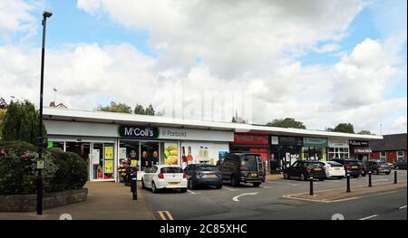 Une petite parade de magasins à Parbold. Convaincre les magasins et les magasins modernes dans un village rural du nord de l'Angleterre Banque D'Images