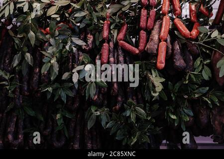 Mise au point sélective de différents types de saucisses accrochées les branches Banque D'Images