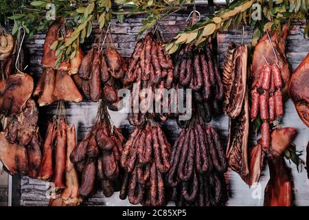 Mise au point sélective de différents types de saucisses accrochées les branches Banque D'Images