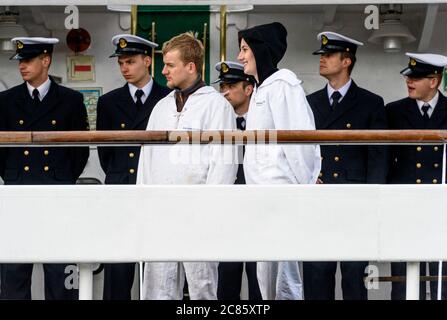 Marins de la barque russe à quatre mâts Kruzenshtern à Dunkerque, France Banque D'Images