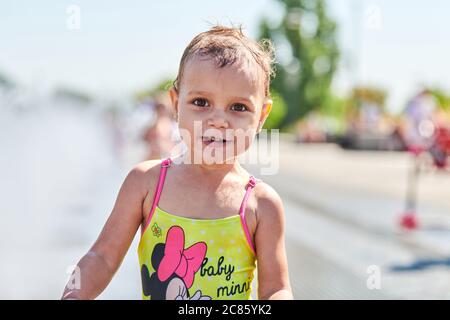 Voronezh Russie 24 08 19 Bebe Mignon Jouant Dans La Fontaine Petite Fille Jouant Avec Des Becs D Eau Une Enfance Passionnante Et Heureuse Ete Impressionnant W Photo Stock Alamy
