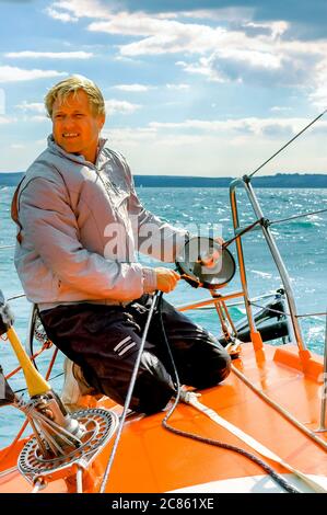 Solent, 6 août 2006 : le marin Alex Thomson sur le yacht Hugo Boss Banque D'Images