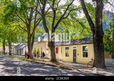 Maisons de mineurs historiques sur l'avenue des arbres, Arrowtown, Otago, Nouvelle-Zélande Banque D'Images