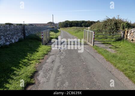 L'une des nombreuses grilles locales de bétail empêchant les moutons et le bétail de transer hors des champs et dans les villages avec une porte latérale pour les chevaux et . Banque D'Images