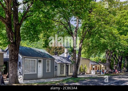 Maisons de mineurs historiques sur l'avenue des arbres, Arrowtown, Otago, Nouvelle-Zélande Banque D'Images