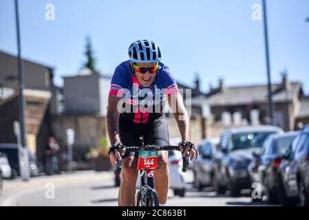 Les Angtres, France : 2020 19 juillet : cyclistes en course amateur la Cerdanya Tour à vélo 2020 à les angles, France. Banque D'Images