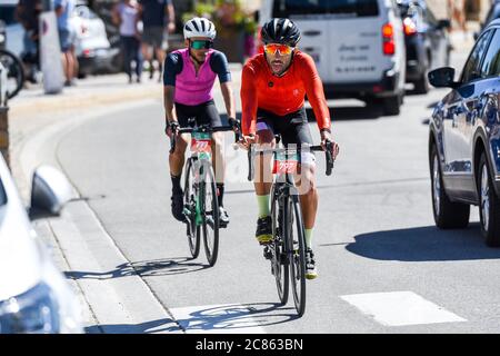 Les Angtres, France : 2020 19 juillet : cyclistes en course amateur la Cerdanya Tour à vélo 2020 à les angles, France. Banque D'Images