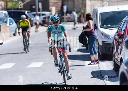 Les Angtres, France : 2020 19 juillet : cyclistes en course amateur la Cerdanya Tour à vélo 2020 à les angles, France. Banque D'Images