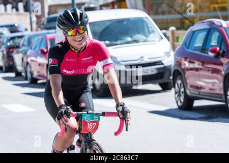 Les Angtres, France : 2020 19 juillet : cyclistes en course amateur la Cerdanya Tour à vélo 2020 à les angles, France. Banque D'Images