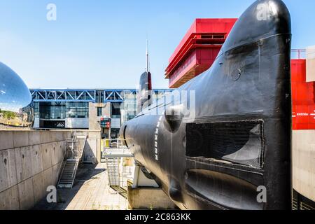 L'arc avec des tubes de torpille du sous-marin Argonaute, converti en navire de musée, à côté du dôme de la Geode et de la Cité des Sciences à Paris, France. Banque D'Images