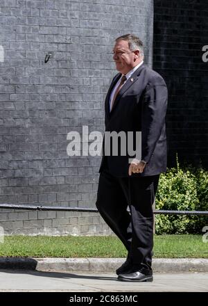 Westminster, Londres, Royaume-Uni. 21 juillet 2020. Mike Pompeo, secrétaire d'État des États-Unis, se promène dans Downing Street lors de sa visite au Royaume-Uni. Pompeo rencontre aujourd'hui le Premier ministre Boris Johnson et le secrétaire aux Affaires étrangères Dominic Raab, ainsi que des chefs d'entreprise. Crédit : Imagetraceur/Alamy Live News Banque D'Images