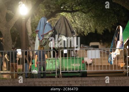 Austin, Texas, États-Unis. 21 août 2017. Les travailleurs retirent la deuxième des quatre statues de héros confédérés à l'Université du Texas dans une action surprise de minuit avant que les cours d'automne commencent la semaine prochaine. Crédit : Bob Daemmrich/ZUMA Wire/Alay Live News Banque D'Images