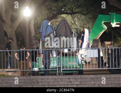 Austin, Texas, États-Unis. 21 août 2017. Les travailleurs retirent la deuxième des quatre statues de héros confédérés à l'Université du Texas dans une action surprise de minuit avant que les cours d'automne commencent la semaine prochaine. Les quatre sont Stephen Hogg, Robert E. Lee, Sidney Johnston et John H. Reagan. Crédit : Bob Daemmrich/ZUMA Wire/Alay Live News Banque D'Images