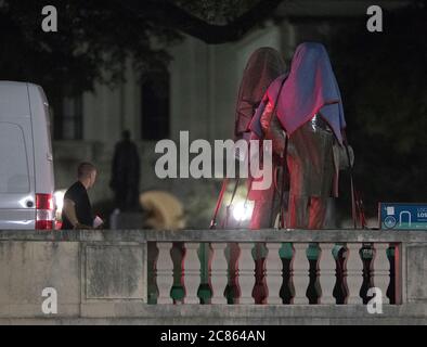 Austin, Texas, États-Unis. 21 août 2017. Les travailleurs retirent la deuxième des quatre statues de héros confédérés à l'Université du Texas dans une action surprise de minuit avant que les cours d'automne commencent la semaine prochaine. Les quatre sont Stephen Hogg, Robert E. Lee, Sidney Johnston et John H. Reagan. Crédit : Bob Daemmrich/ZUMA Wire/Alay Live News Banque D'Images