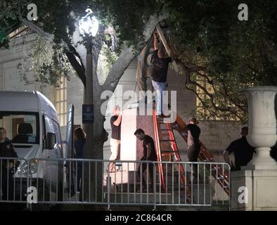 Austin, Texas, États-Unis. 21 août 2017. Les travailleurs retirent la deuxième des quatre statues de héros confédérés à l'Université du Texas dans une action surprise de minuit avant que les cours d'automne commencent la semaine prochaine. Les quatre sont Stephen Hogg, Robert E. Lee, Sidney Johnston et John H. Reagan. Crédit : Bob Daemmrich/ZUMA Wire/Alay Live News Banque D'Images