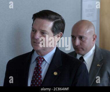 Austin, Texas États-Unis, 1 novembre 2005 : Tom Delay (R-Sugar Land), membre du Congrès du Texas, entre dans la salle d'audience du 331e district du comté de Travis pour une audience judiciaire sur son acte d'accusation pour blanchiment d'argent. ©Bob Daemmrich Banque D'Images