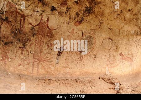 Val Verde County, Texas octobre 2005 : Panther Cave, un grand abri sous roche célèbre pour ses pictogrammes préhistoriques élaborés, se trouve sur la rive gauche du canyon Seminole juste au-dessus de sa confluence avec le Rio Grande. Le site porte le nom de la figure la plus grande et la plus spectaculaire, un grand chat sautant, mais au moins quatre chats supplémentaires sont discernables dans la masse de peinture qui couvre l'arrière de l'abri principal. Plusieurs personnages humains portent des coiffes ressemblant à des oreilles félines. ©Bob Daemmrich Banque D'Images