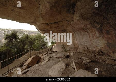 Val Verde County, Texas octobre 2005 : Panther Cave, un grand abri sous roche célèbre pour ses pictogrammes préhistoriques élaborés, se trouve sur la rive gauche du canyon Seminole juste au-dessus de sa confluence avec le Rio Grande. Le site porte le nom de la figure la plus grande et la plus spectaculaire, un grand chat sautant, mais au moins quatre chats supplémentaires sont discernables dans la masse de peinture qui couvre l'arrière de l'abri principal. Plusieurs personnages humains portent des coiffes ressemblant à des oreilles félines. ©Bob Daemmrich Banque D'Images