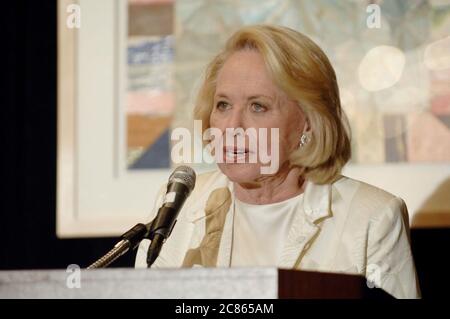 Austin, Texas États-Unis, 28 octobre 2005 : Liz Smith, chroniqueuse de potins de New York, s'adresse à la foule du gala du 10e anniversaire au Texas Book Festival. ©Bob Daemmrich Banque D'Images