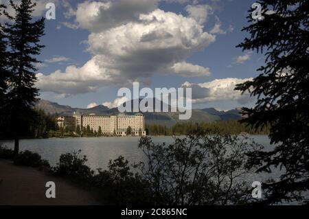 Parc national Banff, Alberta Canada, août 2005 : le Fairmont Chateau Lake Louise surplombe le lac Louise dans le parc national Banff, une attraction touristique populaire en toutes saisons. ©Bob Daemmrich Banque D'Images