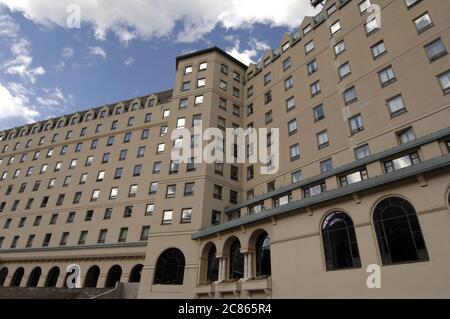 Parc national Banff, Alberta Canada, août 2005 : le Fairmont Chateau Lake Louise surplombe le lac Louise dans le parc national Banff, une attraction touristique populaire en toutes saisons. ©Bob Daemmrich Banque D'Images