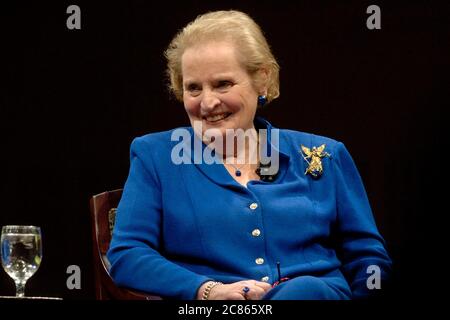 Austin, Texas États-Unis, 17 novembre 2005 : l'ancienne secrétaire d'État américaine Madeline Albright discute de ce qu'elle dit être l'échec de la politique étrangère de l'administration Bush lors d'une apparition à St. Université Edward. Albright a servi huit ans sous le président Clinton. ©Bob Daemmrich Banque D'Images