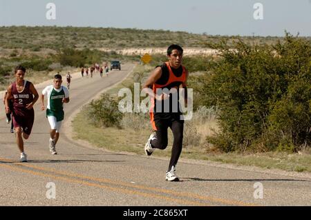 Comstock, Texas États-Unis, octobre 2005 : les coureurs du lycée texan s'attaquent aux collines ondulantes du Seminole Canyon State Park lors d'une rencontre régionale de cross-country dans le parc d'État ouest du Texas balayé par le vent. ©Bob Daemmrich Banque D'Images