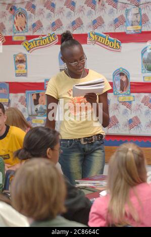 Pflugerville, Texas États-Unis, novembre 2005 : une étudiante noire lit ses notes à ses camarades de classe de septième année pendant le cours d'études sociales. ©Bob Daemmrich Banque D'Images