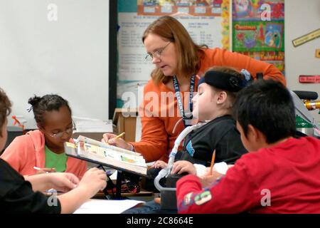 Pflugerville, Texas États-Unis, novembre 2005 : l'enseignant interagit avec l'élève pendant la classe de sixième année des cultures du monde dans le district scolaire de banlieue à l'extérieur d'Austin. ©Bob Daemmrich Banque D'Images