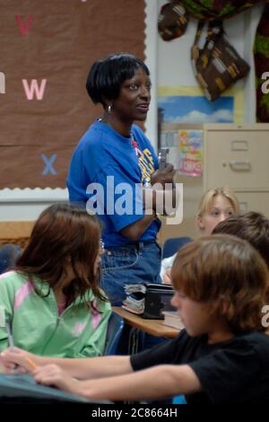 Pflugerville, Texas, États-Unis, novembre 2005 : un enseignant noir interagit avec des élèves de sixième année de la classe cultures du monde dans le district scolaire de banlieue à l'extérieur d'Austin. ©Bob Daemmrich Banque D'Images