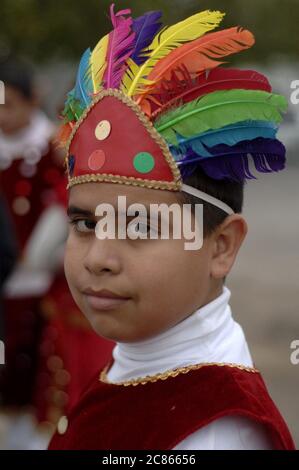 Brownsville, Texas États-Unis, 12 décembre 2005 : les membres costumés d'une troupe de danse traditionnelle de matachines défilent dans les rues de Brownsville pour célébrer le jour de la fête de la Vierge de Guadalupe. ©Bob Daemmrich Banque D'Images