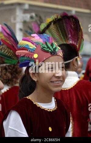 Brownsville, Texas États-Unis, 12 décembre 2005 : les membres costumés d'une troupe de danse traditionnelle de matachines défilent dans les rues de Brownsville pour célébrer le jour de la fête de la Vierge de Guadalupe. ©Bob Daemmrich Banque D'Images