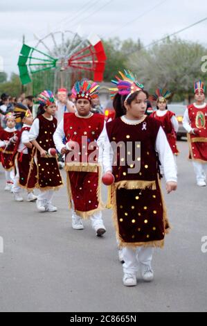 Brownsville, Texas États-Unis, 12 décembre 2005 : les membres costumés d'une troupe de danse traditionnelle de matachines défilent dans les rues de Brownsville pour célébrer le jour de la fête de la Vierge de Guadalupe. ©Bob Daemmrich Banque D'Images