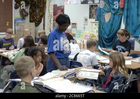 Pflugerville, Texas, États-Unis, novembre 2005 : un enseignant noir interagit avec des élèves de sixième année de la classe cultures du monde dans le district scolaire de banlieue à l'extérieur d'Austin. ©Bob Daemmrich Banque D'Images